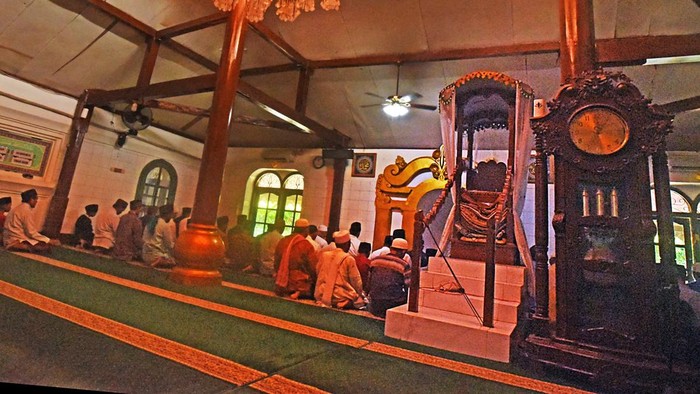 Ini Lho.. Masjid Kuno Peninggalan Sultan Maulana Yusuf di Banten Warga membaca Al Quran di Mesjid Agung Kasunyatan atau Mesjid Kuno di Kasemen, Kota Serang, Banten, Minggu (26/3/2023). Menurut data pada Balai Pelestarian Cagar Budaya Provinsi Banten mesjid tersebut mulai dibangun tahun 1552 pada masa Sultan Maulana Yusuf dan didirikan bersama tokoh ulama saat itu Syekh Abdul Syukur. ANTARA FOTO/Asep Fathulrahman/hp.