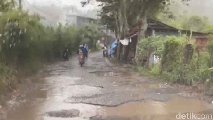 Jalan berlubang Dago Giri di Mekarwangi, Kabupaten Bandung Barat
