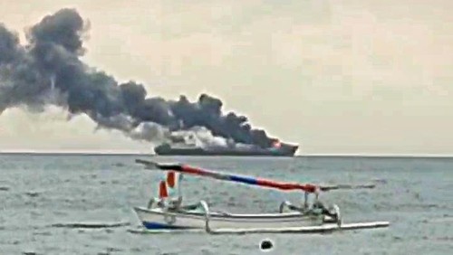 Kapal MT Kristin Surabaya terbakar di perairan Ampenan, Kota Mataram, Nusa Tenggara Barat (NTB), Minggu (26/3/2023).