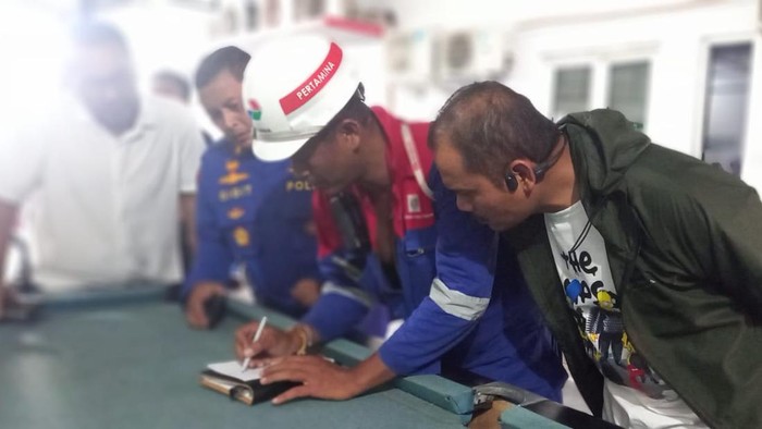 Kapal MT Kristin Surabaya yang mengangkut BBM Pertamina terbakar di Pantai Ampenan, Kota Mataram, NTB, Minggu (26/3/2023).