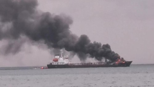 Kapal MT Kristin Surabaya yang mengangkut BBM Pertamina terbakar di Pantai Ampenan, Kota Mataram, NTB, Minggu (26/3/2023).