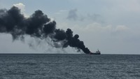 Kapal tanker MT Christian terbakar di perairan Pantai Ampenan, Mataram, NTB, Minggu (26/3/2023).
