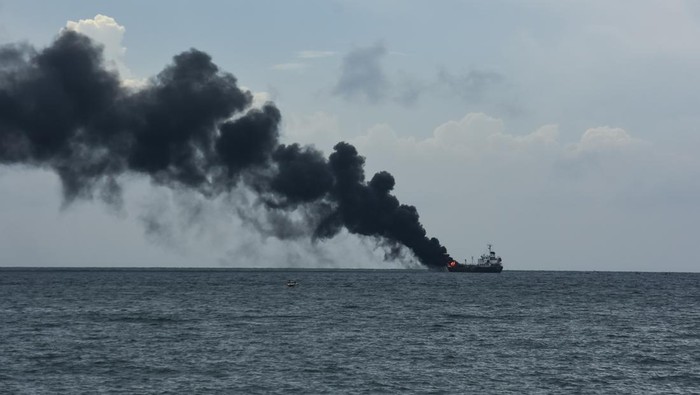 Sejumlah warga menyaksikan Kapal tanker MT Christian yang terbakar di perairan Pantai Ampenan, Mataram, NTB, Minggu (26/3/2023). Kapal tanker yang mengangkut BBM tersebut terbakar di tengah laut tidak jauh dari Terminal BBM Ampenan sekitar pukul 15.00 Wita dan mengakibatkan tiga anak buah kapal meninggal dunia dan sisanya  berhasil di evakuasi.ANTARA FOTO/Ahmad Subaidi/nz