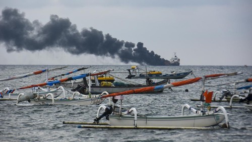 Sejumlah warga menyaksikan Kapal tanker MT Christian yang terbakar di perairan Pantai Ampenan, Mataram, NTB, Minggu (26/3/2023). Kapal tanker yang mengangkut BBM tersebut terbakar di tengah laut tidak jauh dari Terminal BBM Ampenan sekitar pukul 15.00 Wita dan mengakibatkan tiga anak buah kapal meninggal dunia dan sisanya  berhasil di evakuasi.ANTARA FOTO/Ahmad Subaidi/nz