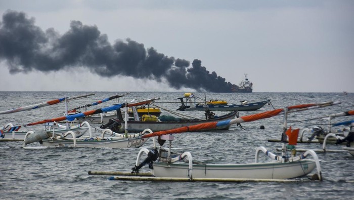 KAPAL TANKER TERBAKAR DI AMPENAN Sejumlah warga menyaksikan Kapal tanker MT Christian yang terbakar di perairan Pantai Ampenan, Mataram, NTB, Minggu (26/3/2023). Kapal tanker yang mengangkut BBM tersebut terbakar di tengah laut tidak jauh dari Terminal BBM Ampenan sekitar pukul 15.00 Wita dan mengakibatkan tiga anak buah kapal meninggal dunia dan sisanya berhasil di evakuasi.ANTARA FOTO/Ahmad Subaidi/nz