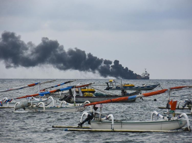 Detik-detik Kapal Tanker Terbakar di Mataram