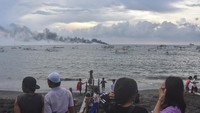 Terbakarnya kapal ini mengakibatkan tiga anak buah kapal meninggal dunia dan sisanya berhasil dievakuasi.