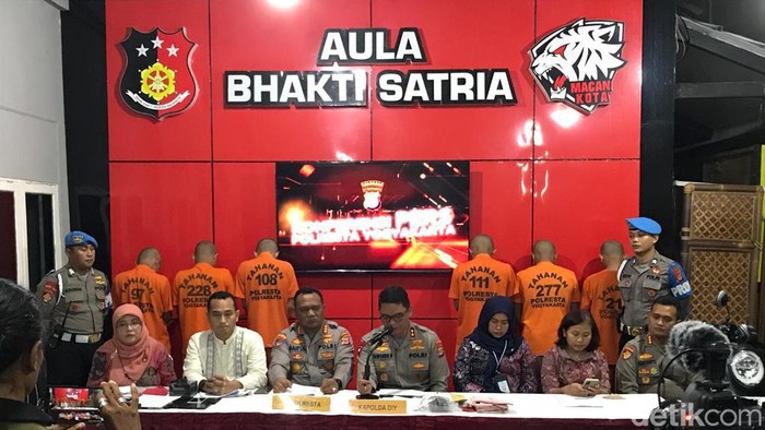 Kapolda DIY Irjen Suwondo Nainggolan saat memimpin jumpa pers di Mapolresta Jogja, Minggu (26/3/2023).