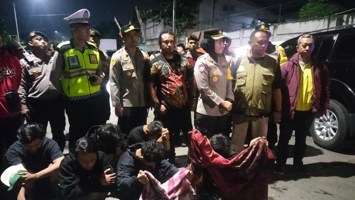 Kapolres Pelabuhan Tanjung Perak Surabaya AKBP saat di TKP pembubaran perang sarung di Asemrowo