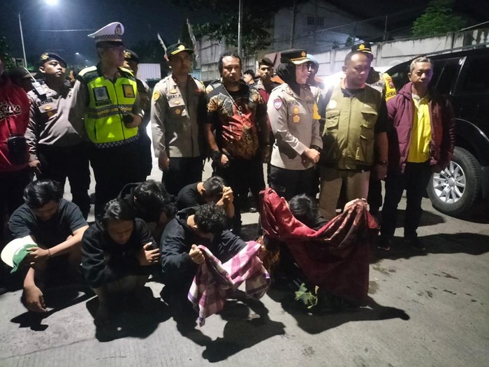 Kapolres Pelabuhan Tanjung Perak Surabaya AKBP saat di TKP pembubaran perang sarung di Asemrowo