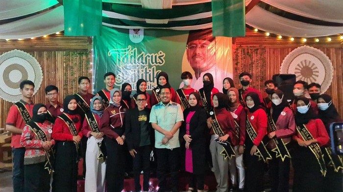Ketua Gerindra Jatim saat berfoto bersama milenial peserta Tadarus Politik.