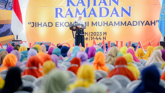 Khofifah saat menyampaikan tentang industri halal kepada jemaah Muhammadiyah.
