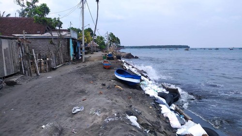 Kondisi abrasi di pesisir Pantai Pebuahan, Desa Banyubiru, Kecamatan Negara, Kabupaten Jembrana, Bali, Minggu (26/3/2023).