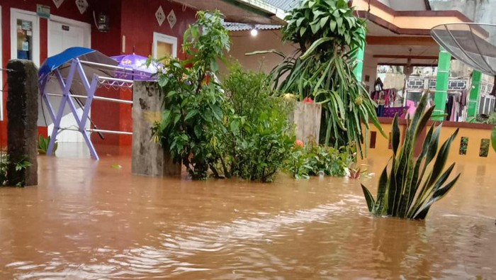 Kondisi banjir bandang yang menerjang Cianjur, Minggu (26/3/2023).