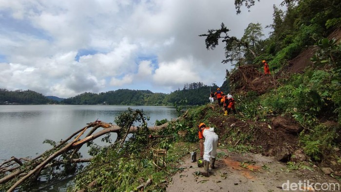 Kondisi jalan di Telaga Ngebel yang tertutup material longsor.