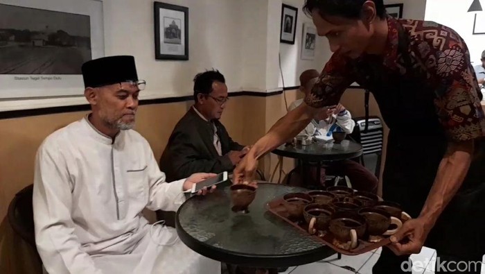 Kopi Batok di Kota Tegal suguhkan aneka jajanan jadul serba rebus. Foto diunggah Minggu (26/3/2023).