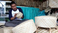 Kopiah daun pandan tersebut dijual mulai harga Rp 60 ribu-Rp 80 ribu per biji.