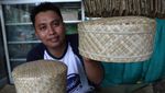 Melihat Pembuatan Kopiah Daun Pandan