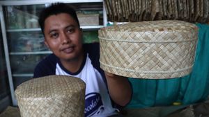 Melihat Pembuatan Kopiah Daun Pandan