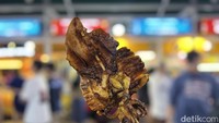 Kalau datang ke sini jangan lupa ke Squid King yang viral. Mereka menjual berbagai macam jenis cumi yang dibakar dengan bumbu lezat. Foto: Detikcom / Atiqa Rana