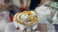 Kalau mau yang segar manis, bisa mencoba es krim yang disajikan di batok kelapa ini. Pilihan rasa dan toppingnya beragam. Unik ya? Foto: Detikcom / Atiqa Rana