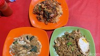 Malam-malam kalau ingin menikmati hidangan khas China juga bisa di gerai nasi goreng ini. Selain nasi goreng, ada mie goreng dan kwetiaw. Foto: Detikcom / Atiqa Rana