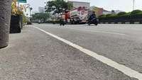 Tidak ada titik-titik kemacetan seperti di hari-hari biasa.