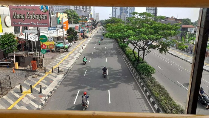 Lalu lintas di Jalan Margonda Raya, Depok, pada Minggu (26/3) pagi terpantau lancar. Di Minggu pertama Ramadan ini, pergerakan kendaraan tidak terlalu banyak.