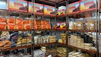 Di sini tersedia lebih dari 200 jenis camilan, keripik rendang sampai kue kering. Semua diproduksi sendiri, kecuali beberapa produk yang labelnya berbeda.  Foto: detikFood
