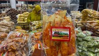 Yang paling laris ada kerupuk singkong balado, atau keripik sanjai dengan kisaran harga Rp 15.000 saja.   Foto: detikFood