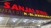 Terletak di Jalan Imam Bonjol, Bulakan Balain Kandih, gerai Sanjai Rina ini ada dua dan saling bersebrangan. Tempat ini merupakan pusat oleh-oleh Payakumbuh yang variannya paling lengkap dan harganya terjangkau. Foto: detikFood