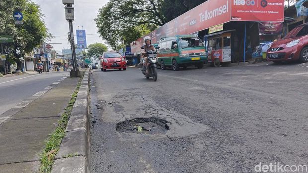 Lubang jalan di kawasan Dago Atas, Kota Bandung.