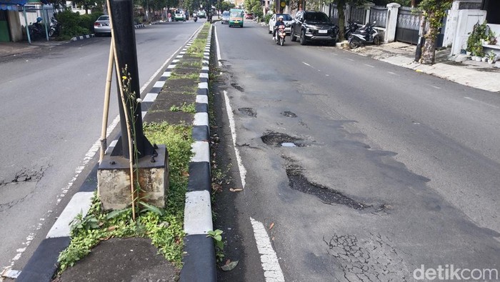 Lubang jalan di kawasan Dago Atas, Kota Bandung.