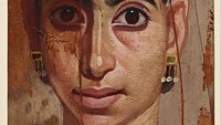 Lukisan potret Fayum kebanyakan dibuat di atas kayu lime tipis impor ukuran 43 cm x 23 cm, dikutip dari BBC Culture. Jenis kayu impor seperti lime diperkirakan ilmuwan juga membedakan status ekonomi sosok yang dimumikan. Foto: Lukisan Fayum perempuan dengan medium kayu siprus dan lilin. (Koleksi Iris & B. Gerald Cantor Center for Visual Arts at Stanford University)
