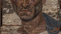 Lukisan potret mumi semula ditemukan arkeolog Inggris WM Flinders Petrie pada 1887. Lukisan ini berada dalam nekropolis di Kota Romawi Hawara, dekat Fayum. Foto: Lukisan potret mumi pria dengan jubah biru dari abad ke-1 M. (Pushkin State Museum of Fine Arts/Google Art Project)