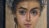 Penanggalan lukisan mumi Mesir yang ditemukan terbantu dengan rupa gaya rambut yang dilukis. Sebab, gaya rambut masa itu diatur kaisar dan permaisuri dari keluarga kerajaan imperialis di ibu kota. Gaya rambut ini berproses menyebar ke daerah lain, dan baru sampai sekitar 30 tahun kemudian di Fayum.  Foto: Lukisan potret mumi perempuan dari tahun 120-150 M di zaman Mesir Romawi, medium encaustic di atas kayu sycamore. (Carole Raddato)