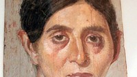Lukisan mumi Mesir disebut juga sebagai lukisan potret Fayum (Fayum portrait) karena banyak ditemukan di makam-makam Mesir Fayum, kawasan pertanian dengan oasis. Foto: Lukisan potret mumi perempuan paruh baya dari sekitar tahun 150 M di Fayum, Mesir, dengan medium tempera encaustic pada kayu. (Osama Shukir Muhammad Amin FRCP)