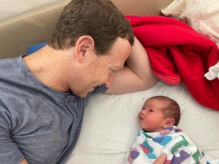 Potret Mark Zuckerberg dan anaknya yang baru lahir.