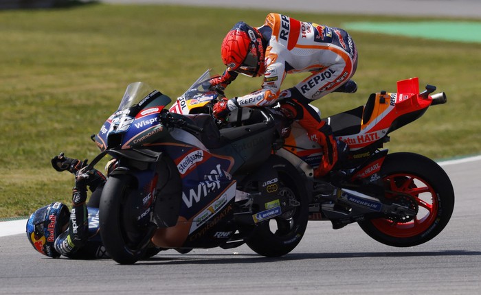 MotoGP - Portuguese Grand Prix - Algarve International Circuit, Portimao, Portugal - March 26, 2023 Repsol Honda Teams Marc Marquez and CryptoDATA RNF MotoGP Teams Miguel Oliveira after crashing during the race REUTERS/Marcelo Del Pozo