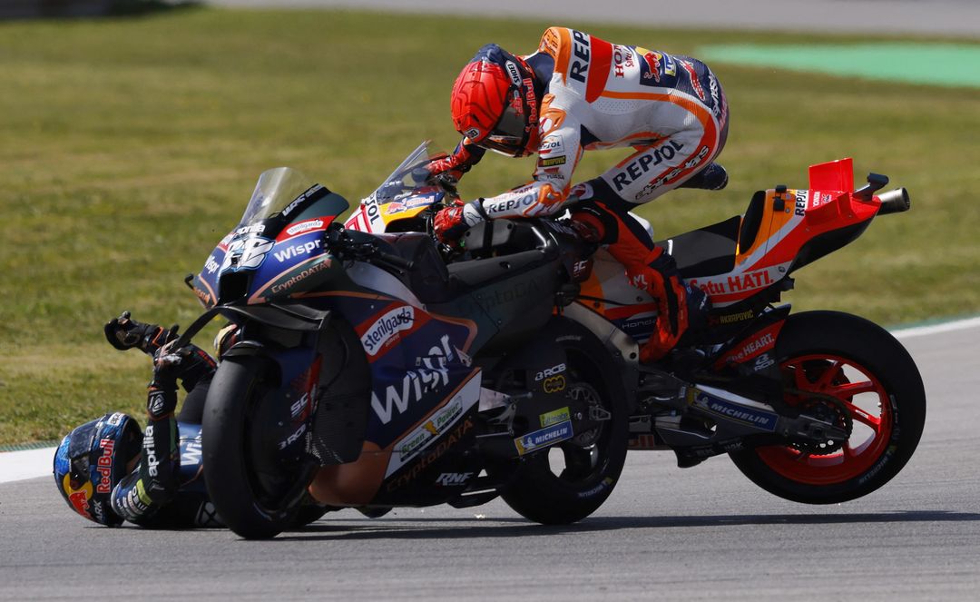 MotoGP - Portuguese Grand Prix - Algarve International Circuit, Portimao, Portugal - March 26, 2023 Repsol Honda Team's Marc Marquez and CryptoDATA RNF MotoGP Team's Miguel Oliveira after crashing during the race REUTERS/Marcelo Del Pozo