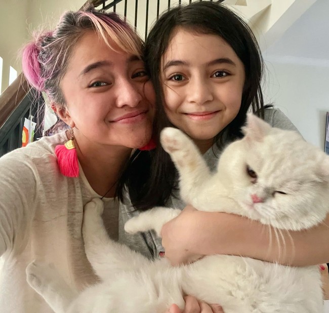 Melalui media sosialnya Marshanda kerap terlihat membagikan momen kebersamaannya dengan Sienna. Berpose bersama keduanya tampak begitu mirip bak pinang dibelah dua. Foto: Instagram