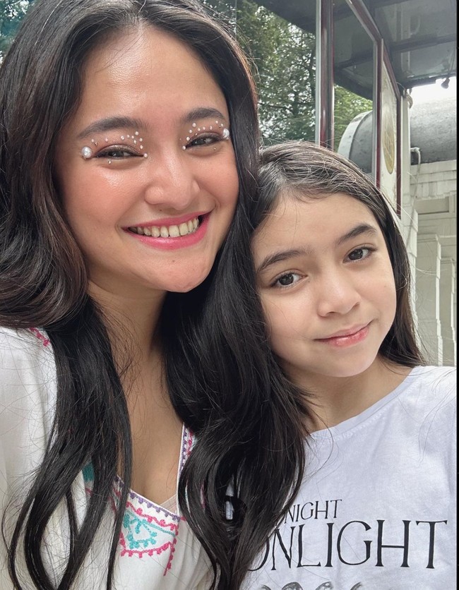 Penampilan Sienna pun sering mendapat beragam pujian dari para netizen. Tak sedikit yang mengatakan jika anak Marshanda itu terlihat begitu cantik. Pesonanya tampak menurun dari sang bunda. Foto: Instagram