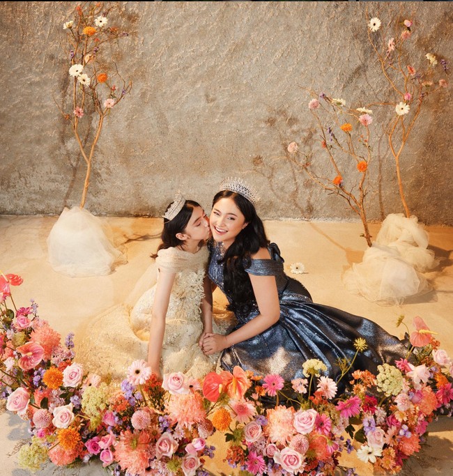 Lihat saja penampilan Sienna dalam pemotretan bersama ibunya. Sama-sama bergaya bak putri, keduanya terlihat begitu cantik. Foto: Instagram