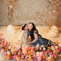 Lihat saja penampilan Sienna dalam pemotretan bersama ibunya. Sama-sama bergaya bak putri, keduanya terlihat begitu cantik. Foto: Instagram