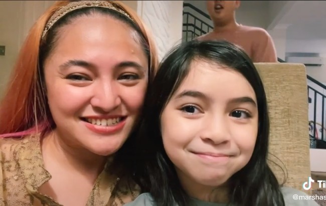 Potret Sienna bersama Marshanda. Berfoto berdampingan seperti ini keduanya memang tampak begitu mirip dan sama-sama cantik ya? Foto: Instagram