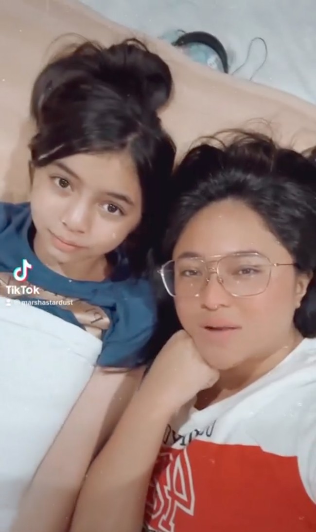 Sudah beranjak remaja, penampilan anak semata wayang Marshanda dengan Ben Kasyafani semakin mencuri atensi. Sienna kini terlihat semakin cantik hingga menyaingi sang bunda. Foto: Instagram