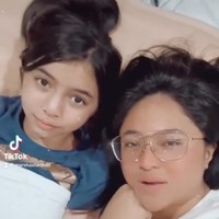 Sudah beranjak remaja, penampilan anak semata wayang Marshanda dengan Ben Kasyafani semakin mencuri atensi. Sienna kini terlihat semakin cantik hingga menyaingi sang bunda. Foto: Instagram