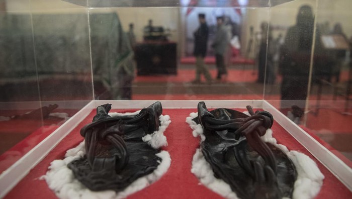Petugas menjelaskan kepada seorang pengunjung terkait artefak peninggalan Nabi Muhammad SAW dan sahabat yang dipamerkan di Masjid At-Tin, Jakarta Timur, Minggu (26/3/2023). Pameran 24 artefak peninggalan Rasulullah SAW bersama para sahabatnya tersebut berlangsung hingga 14 April 2023 dengan harga tiket mulai dari Rp65 ribu hingga Rp350 ribu per orang. ANTARA FOTO/Sigid Kurniawan/nz.