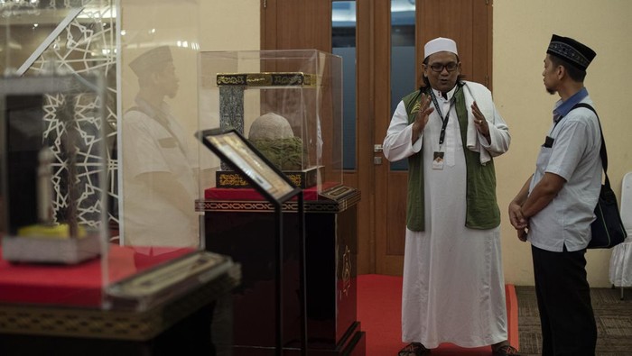 Melihat Pameran Artefak Peninggalan Nabi Muhammad di Masjid At-Tin Petugas menjelaskan kepada seorang pengunjung terkait artefak peninggalan Nabi Muhammad SAW dan sahabat yang dipamerkan di Masjid At-Tin, Jakarta Timur, Minggu (26/3/2023). Pameran 24 artefak peninggalan Rasulullah SAW bersama para sahabatnya tersebut berlangsung hingga 14 April 2023 dengan harga tiket mulai dari Rp65Β ribu hingga Rp350Β ribu per orang. ANTARA FOTO/Sigid Kurniawan/nz.