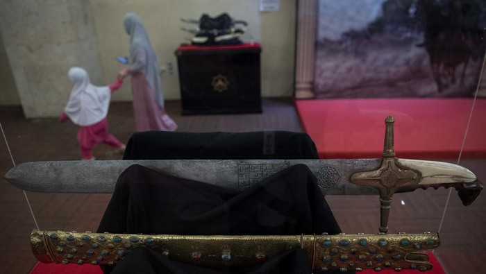 Melihat Pameran Artefak Peninggalan Nabi Muhammad di Masjid At-Tin